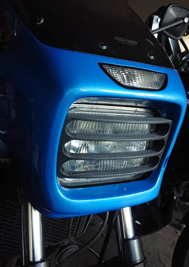 Grille de phare imprimée en 3D, peinte en bleu vif, montée sur l'avant d'une moto